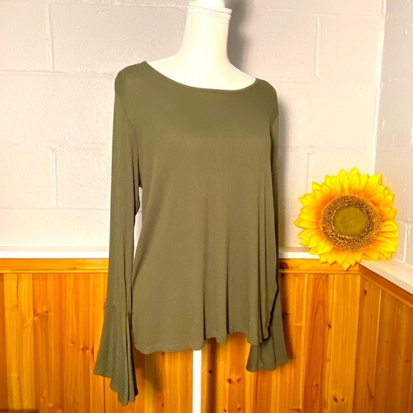 Bobeau Army Green Long Flutter Sleeve Top Size Large - Picture 1 of 10